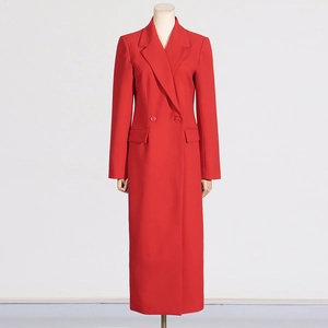 Détail d'un manteau long rouge à double boutonnage avec col à revers et taille ajustée