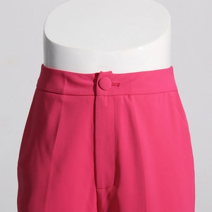 Detailansicht der rosenroten Hose mit hoher Taille und passendem stoffüberzogenem Knopf