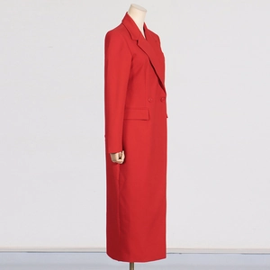 Vue détaillée latérale d'un long trench-coat rouge de qualité à boutonnage croisé