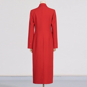 Vue détaillée d'un blazer long rouge montrant la coupe arrière et les poignets boutonnés