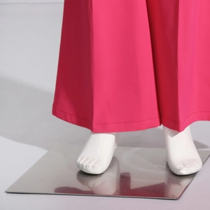 Detail der rosaroten ausgestellten Hose mit hochwertigem Fall und sauberen Nähten