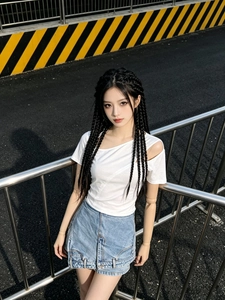 T-shirt blanc asymétrique tendance et jupe en jean bleu clair avec tresses stylées