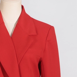 Détail du blazer rouge montrant le revers à encoche les épaulettes et le tissu sergé