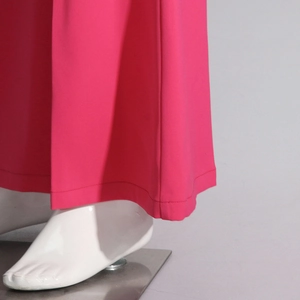 Detail der Doppelnadelnaht am Saum der rosafarbenen High-Waist-Hose mit Schlag