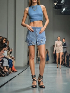 Ensemble deux pièces en denim bleu clair avec crop top sans manches et jupe-short tendance