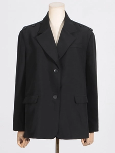 Veste de blazer noire cintrée moderne avec revers crantés et détails d'épaulettes décoratifs