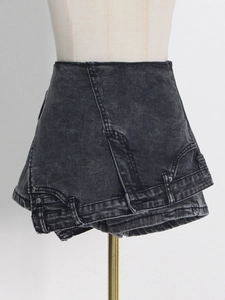 Jupe-short asymétrique en jean gris foncé avec un design déconstruit à couches