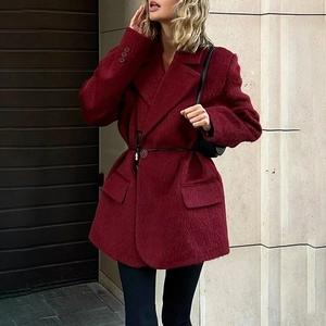 Détail du manteau en laine bordeaux avec texture mohair et ceinture en cuir noir