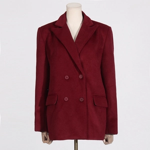 Détail d'un blazer en laine bordeaux à double boutonnage avec poches à rabat chic