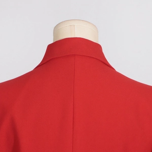 Détail de l'encolure arrière et des coutures du blazer rouge sur un mannequin