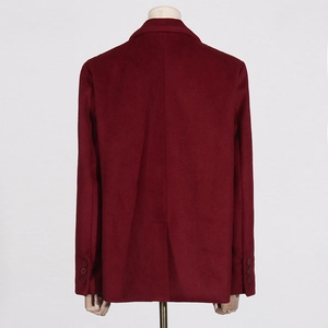 Vue arrière d'un blazer en laine bordeaux avec couture centrale et poignets boutonnés
