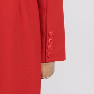 Vue macro du poignet de la veste rouge avec quatre boutons décoratifs en résine