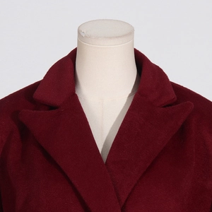 Gros plan détaillé du revers d'un manteau en laine bordeaux avec tissu texturé