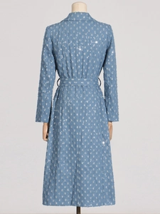 Élégant trench-coat bleu à paillettes avec ceinture et col à revers, vue de dos