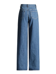 Rückansicht der High-Waist-Jeans mit weitem Bein und herzförmigem Design in Mittelblau