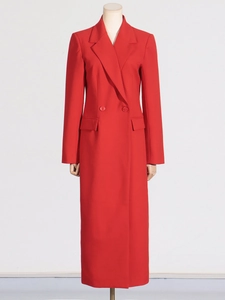 Élégant trench-coat long rouge cintré avec design à double boutonnage et col tailleur