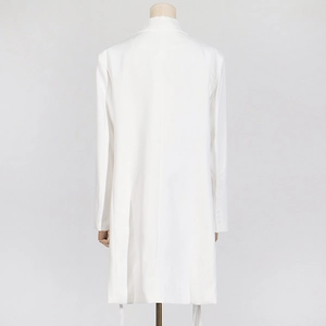 Vue arrière d'une veste de robe blanche à manches longues avec coupe sobre et tissu élégant