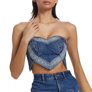 Dettaglio ravvicinato di un top in denim a cuore con cuciture a contrasto