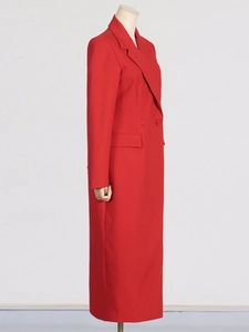Élégant manteau long rouge à double boutonnage avec coupe ajustée et revers