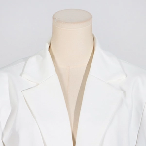 Détail d'un blazer blanc avec revers à encoche et texture de tissu haut de gamme
