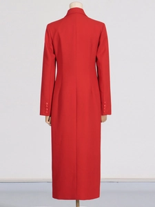Manteau blazer rouge élégant pour femme avec coupe ajustée au dos et poignets boutonnés