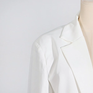 Détail du col d'un blazer blanc et couture d'épaule sur un mannequin de couture