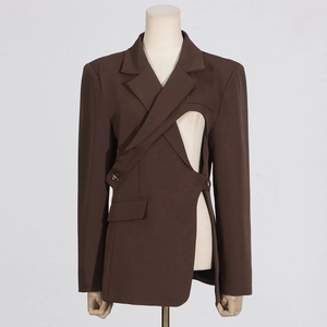 Détail d'un blazer marron foncé avec découpe latérale artistique et laçage asymétrique