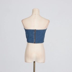Dettaglio top a fascia in denim con silhouette posteriore aderente e cerniera metallica