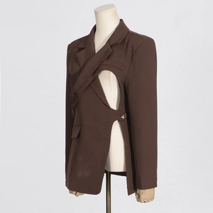 Gros plan du blazer marron chocolat avec découpe à la taille et coupe asymétrique moderne