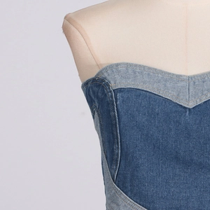 Dettaglio del top a fascia in denim con cuciture a contrasto bicolore e trama del tessuto