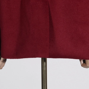 Vue détaillée de la fente arrière sur un blazer épais en laine rouge foncé pour femme