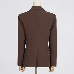 Vue détaillée du dos du blazer marron foncé avec couture centrale et fente simple