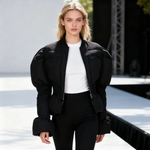 Détail d'une veste matelassée noire avec manches bouffantes et fermeture éclair