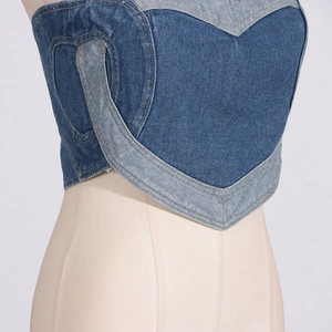 Dettaglio di un top a fascia in denim celeste con patchwork a cuore sfrangiato