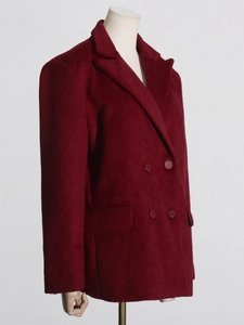 Manteau élégant en laine bordeaux avec design croisé et revers classiques ajustés