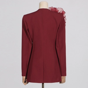 Detail eines weinroten Blazers mit geschichteten Netzrüschen an der rechten Schulter