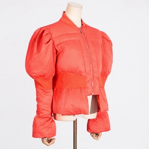 Détail de la veste rouge à manches bouffantes avec zip métallique et taille élastiquée