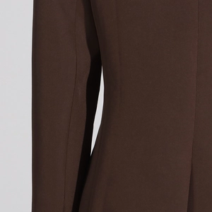 Détail de la texture du tissu marron du blazer avec coutures de qualité supérieure