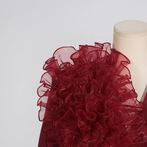 Nahaufnahme des burgunderroten Blazers mit gestuften Organza-Rüschen und Netzstrukturen