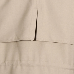 Dettaglio delle cuciture rinforzate sul retro e della trama del tessuto premium kaki del cappotto