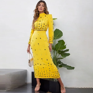 Détails des strass scintillants sur cet ensemble deux pièces pour femme en jaune citron
