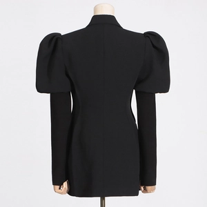 Vista posteriore di un blazer nero sfiancato con maniche a sbuffo e taglio sartoriale