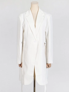 Robe blazer blanche à manches longues avec détails de rubans et fermeture à un bouton