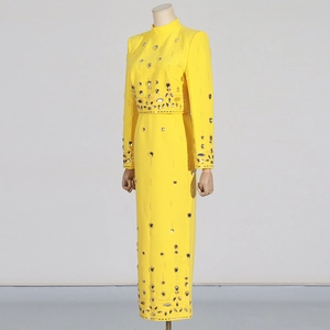 Détail de l'ensemble jaune deux pièces avec strass verticaux et un col montant chic