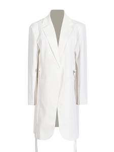 Robe blazer blanche élégante à manches longues avec taille ajustée et rubans décoratifs