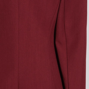 Makro-Detail von weinrotem Blazer-Stoff mit feiner Webstruktur und sauberer Naht