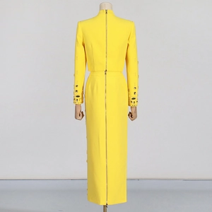 Détail de l'ensemble deux pièces jaune avec zip au dos et poignets à cristaux