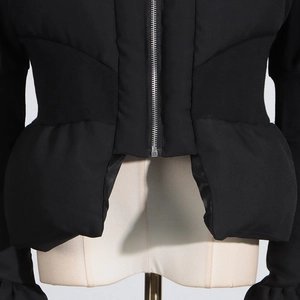 Détail de la veste noire cintrée avec empiècements côtelés et fermeture éclair en métal
