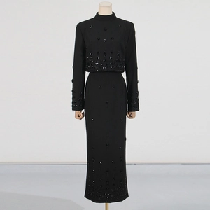 Détail de broderie de perles et de paillettes sur un ensemble jupe noire à manches longues