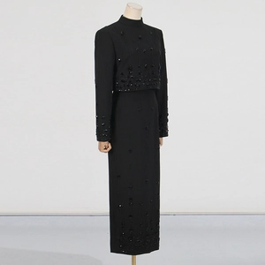 Détail d'un ensemble jupe longue noire avec broderie verticale de paillettes et perles